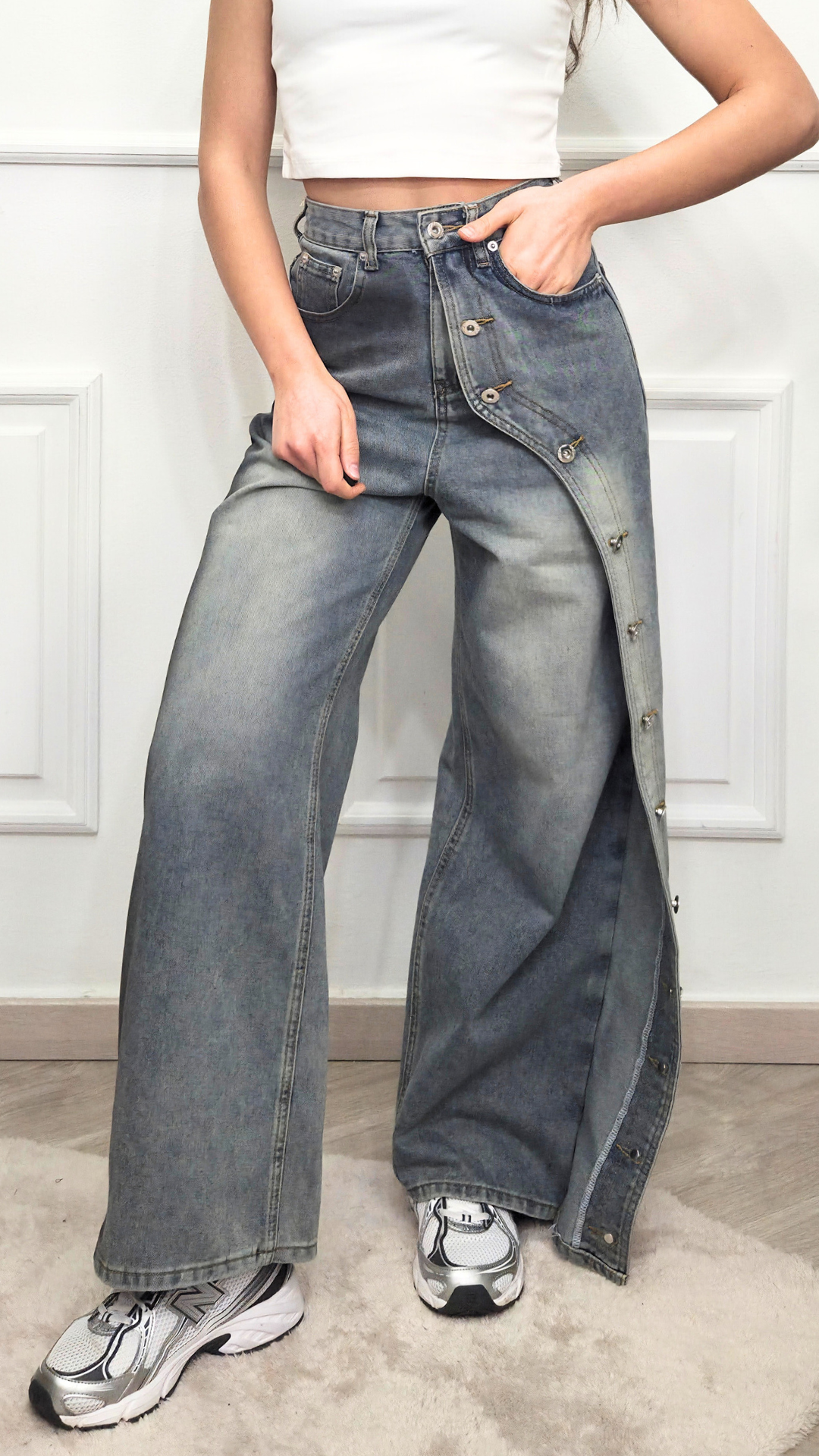Jeans con bottoni laterali