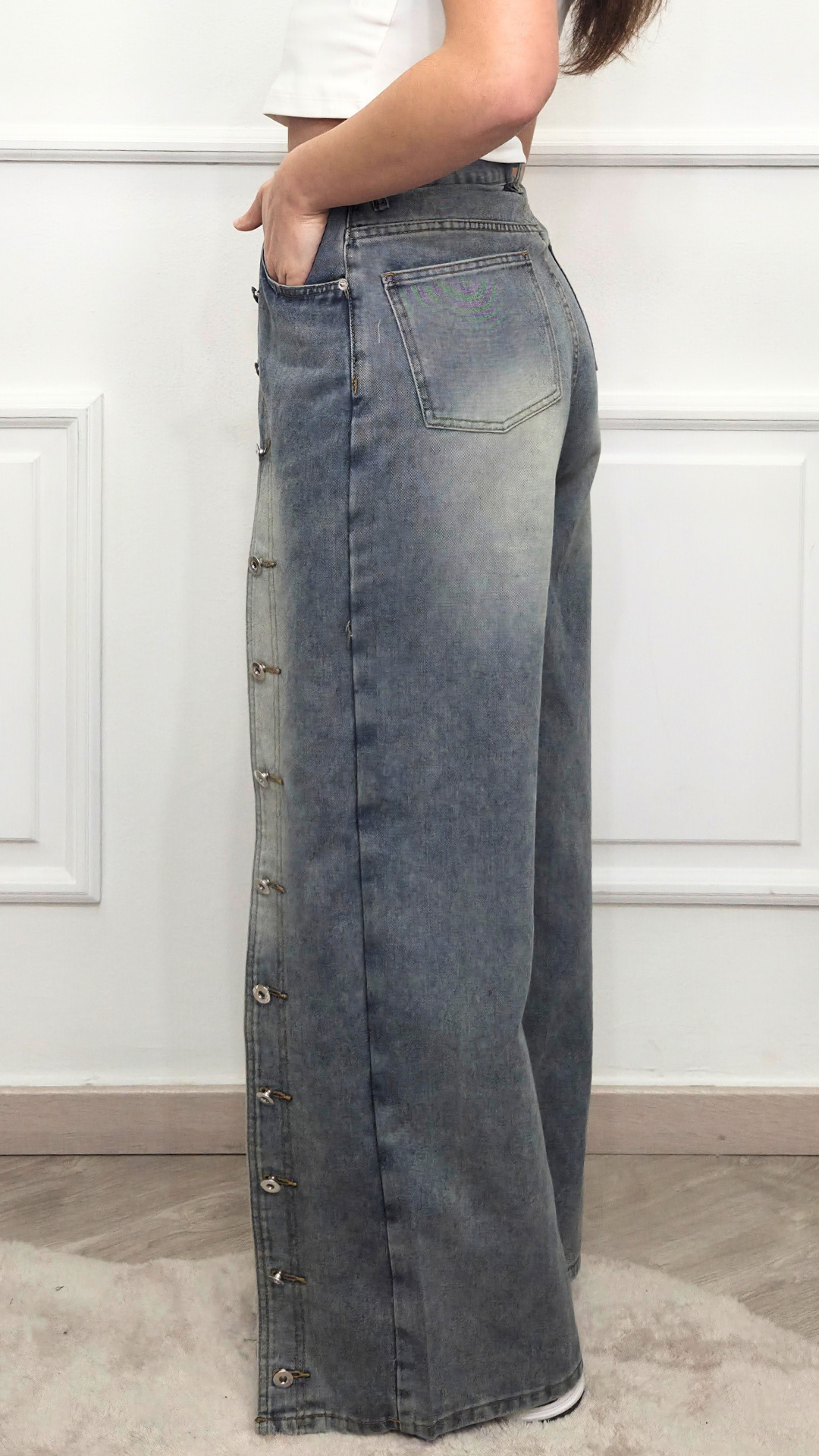 Jeans con bottoni laterali