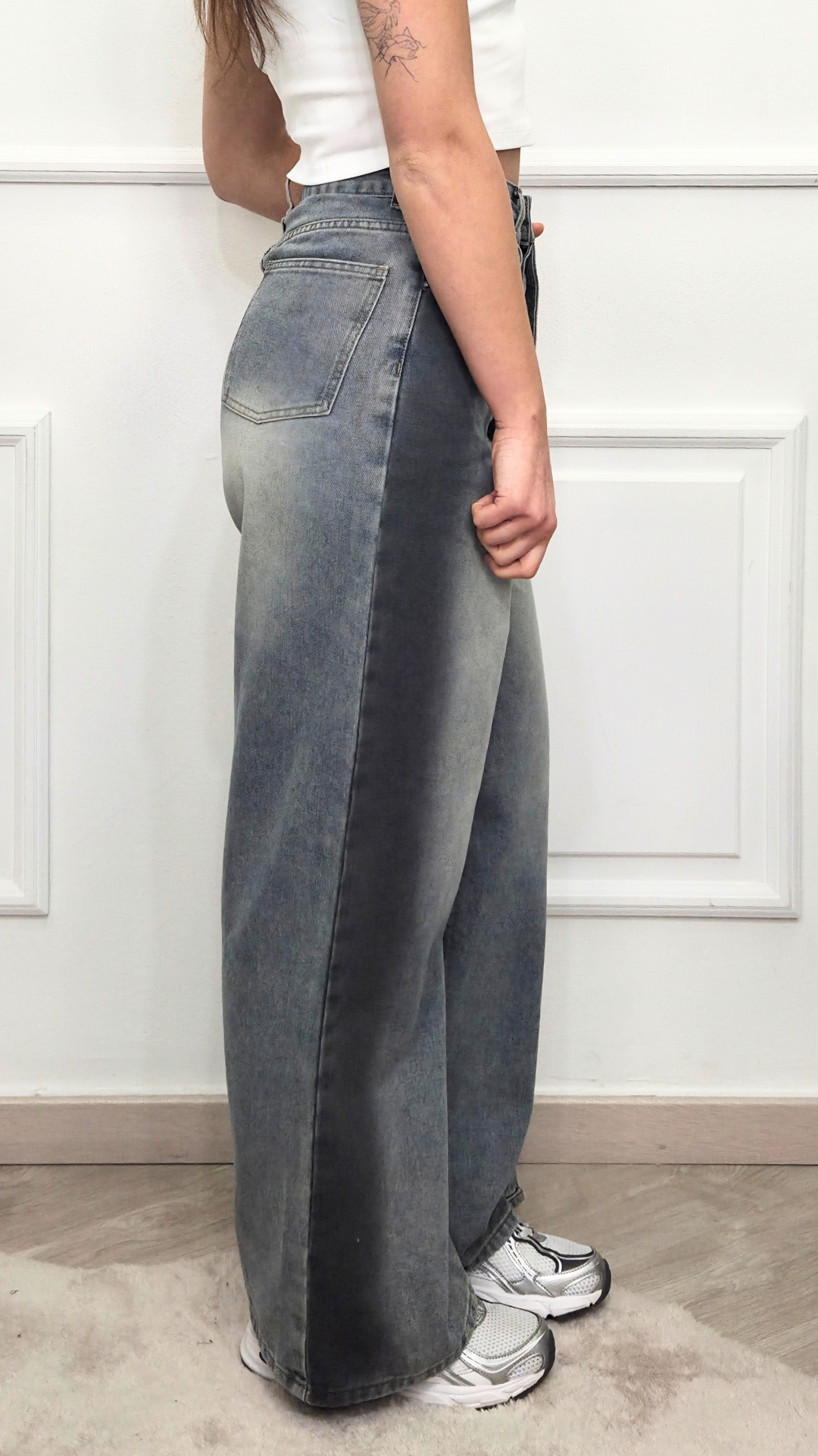 Jeans con bottoni laterali