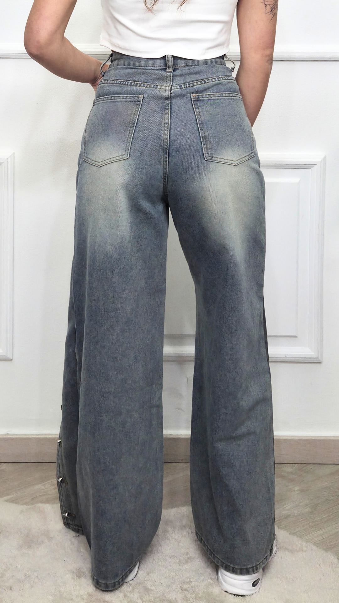 Jeans con bottoni laterali